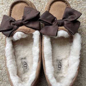 Ugg  bow moccasins